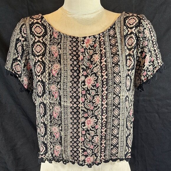 Women's FOREVER 21 Black Pink Floral Paisley Knit Top Lace Trim Size S Cropped - Picture 1 of 4